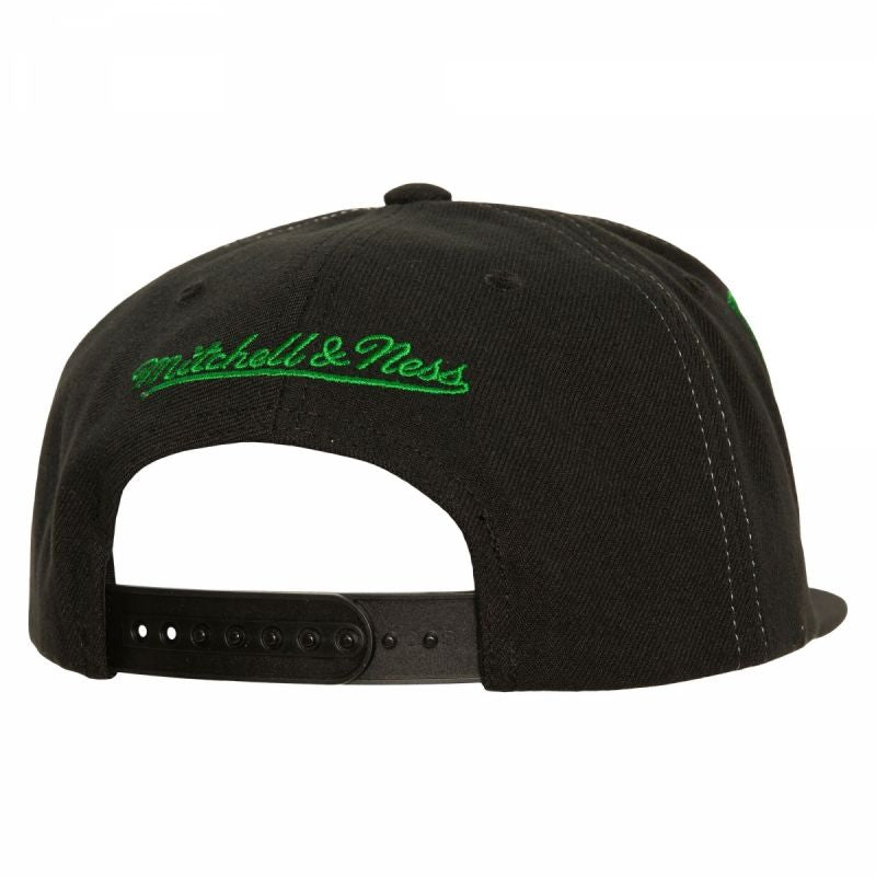 Mitchell & Ness Varsity Bust Snapback Boston Celtics Cap HHSS6461-BCEYYPPPBLCK